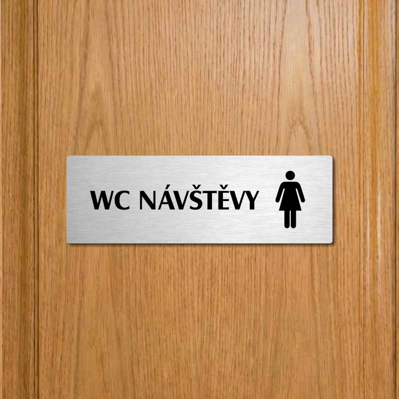WC návštěvy ženy, stříbrná popiska na dveře